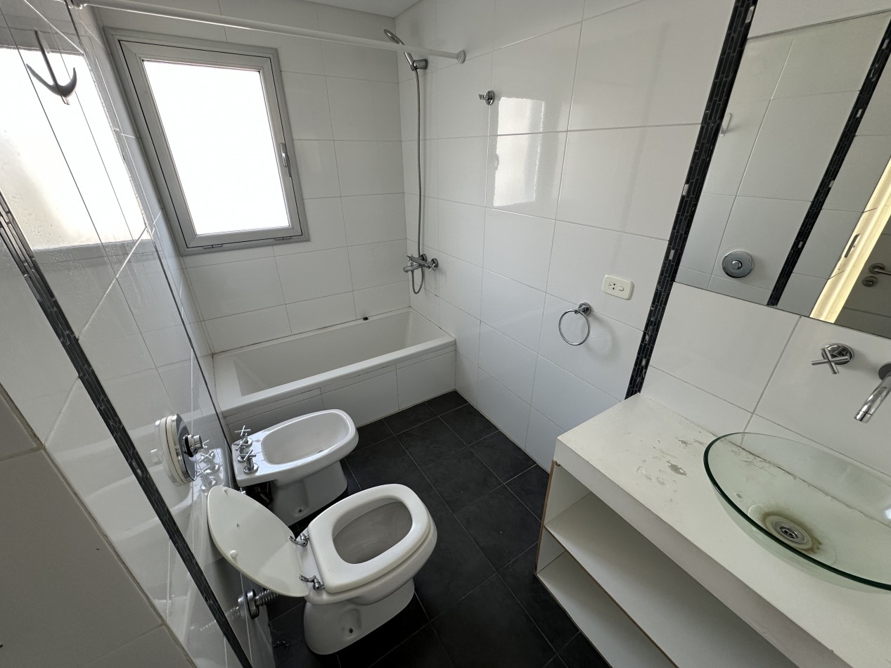 HERMOSO DEPARTAMENTO DE 2 DORMITORIOS CON COCHERA EN BARRIO SUR
