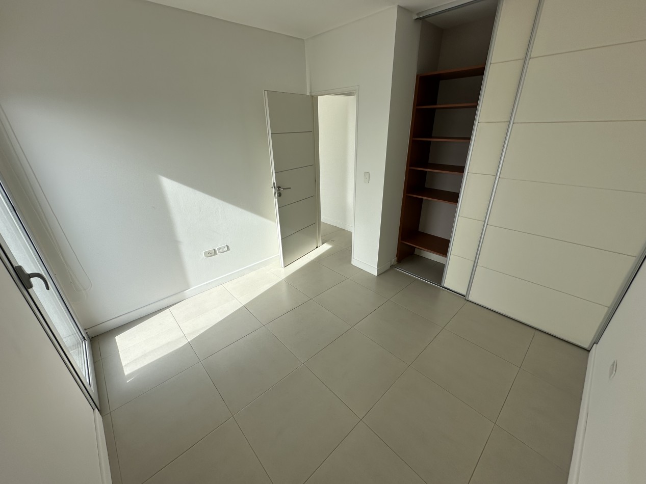 HERMOSO DEPARTAMENTO DE 2 DORMITORIOS CON COCHERA EN BARRIO SUR