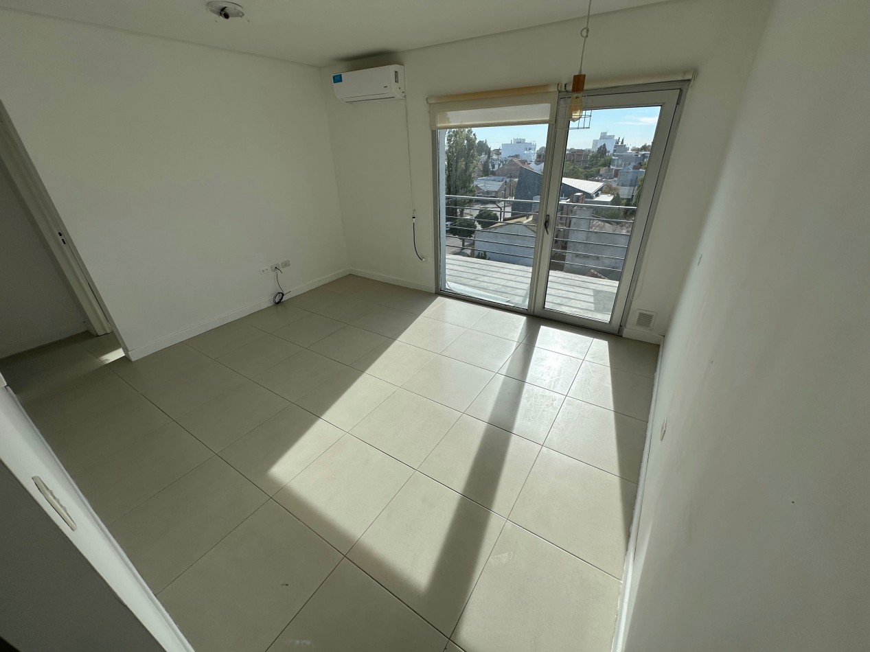 HERMOSO DEPARTAMENTO DE 2 DORMITORIOS CON COCHERA EN BARRIO SUR