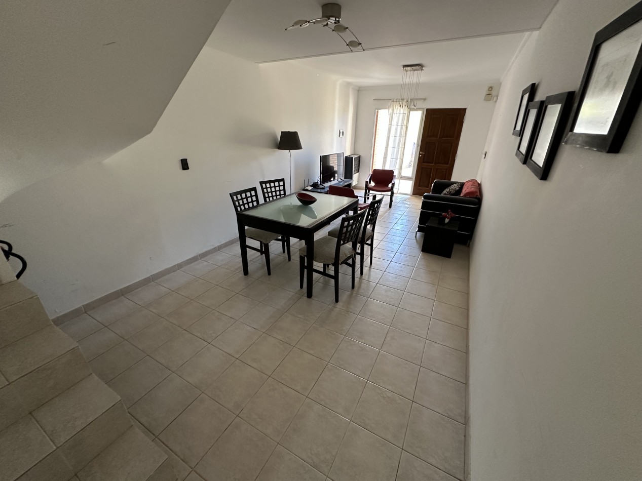 DUPLEX 2 DORMITORIOS CON PATIO Y ENTRADA VEHICULAR EN ZONA SUR 