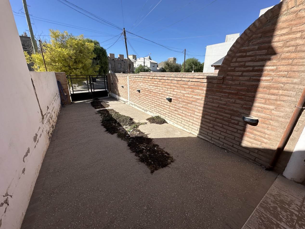 DUPLEX 2 DORMITORIOS CON PATIO Y ENTRADA VEHICULAR EN ZONA SUR 