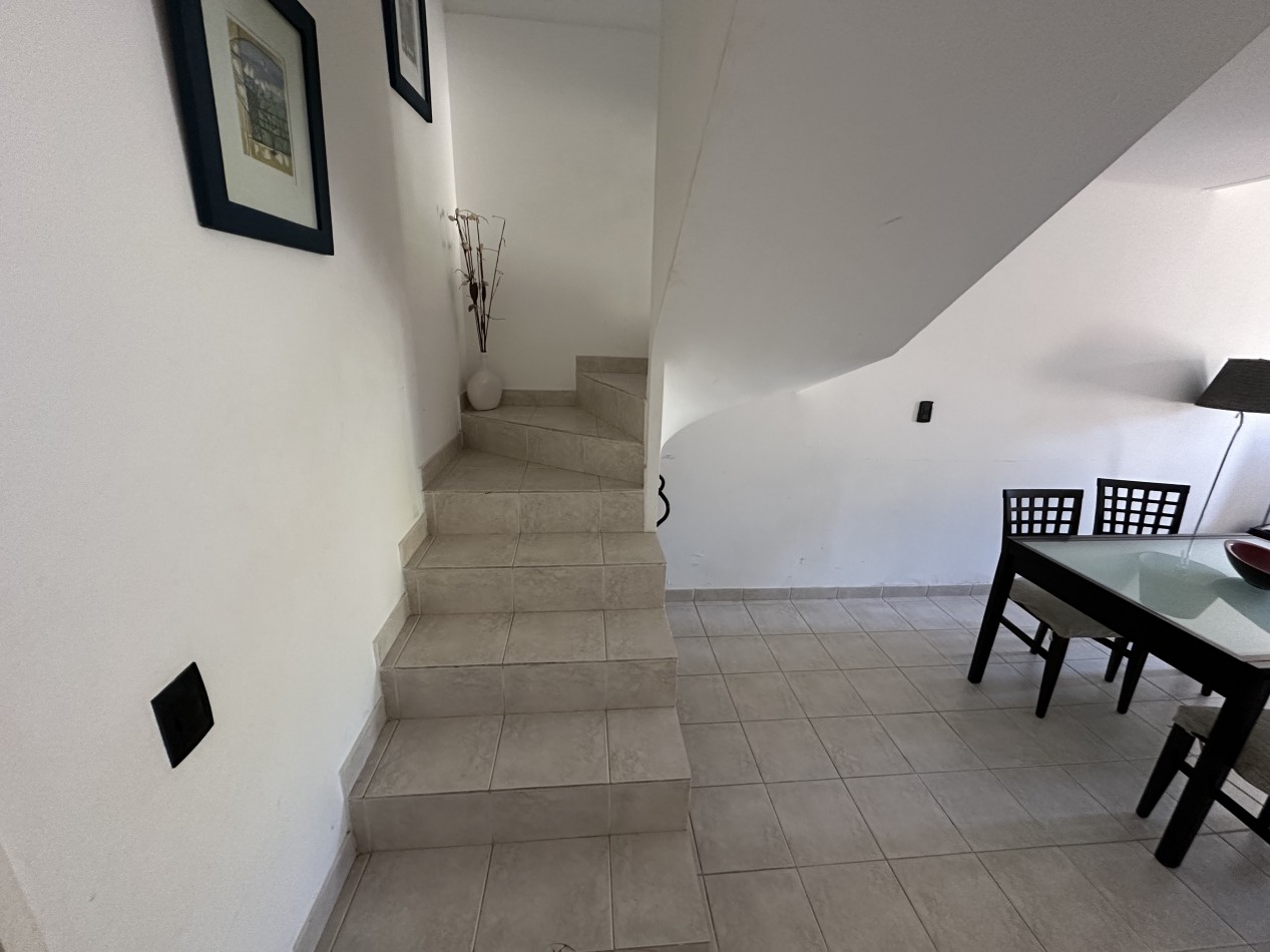 DUPLEX 2 DORMITORIOS CON PATIO Y ENTRADA VEHICULAR EN ZONA SUR 