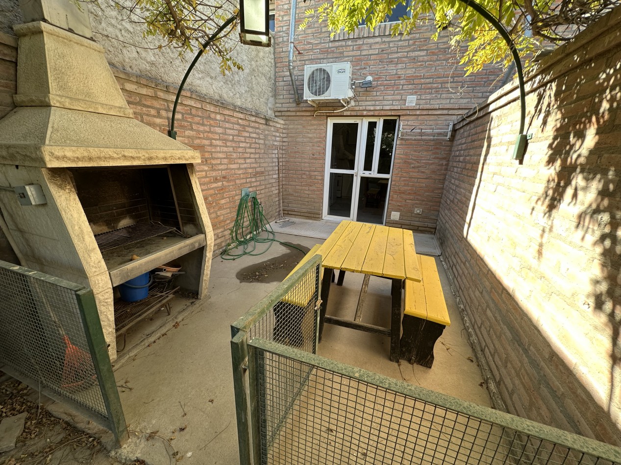 DUPLEX 2 DORMITORIOS CON PATIO Y ENTRADA VEHICULAR EN ZONA SUR 