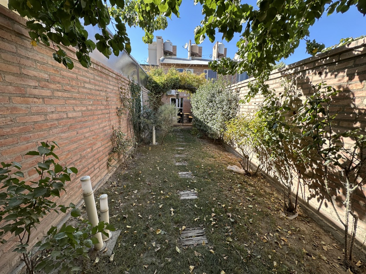 DUPLEX 2 DORMITORIOS CON PATIO Y ENTRADA VEHICULAR EN ZONA SUR 