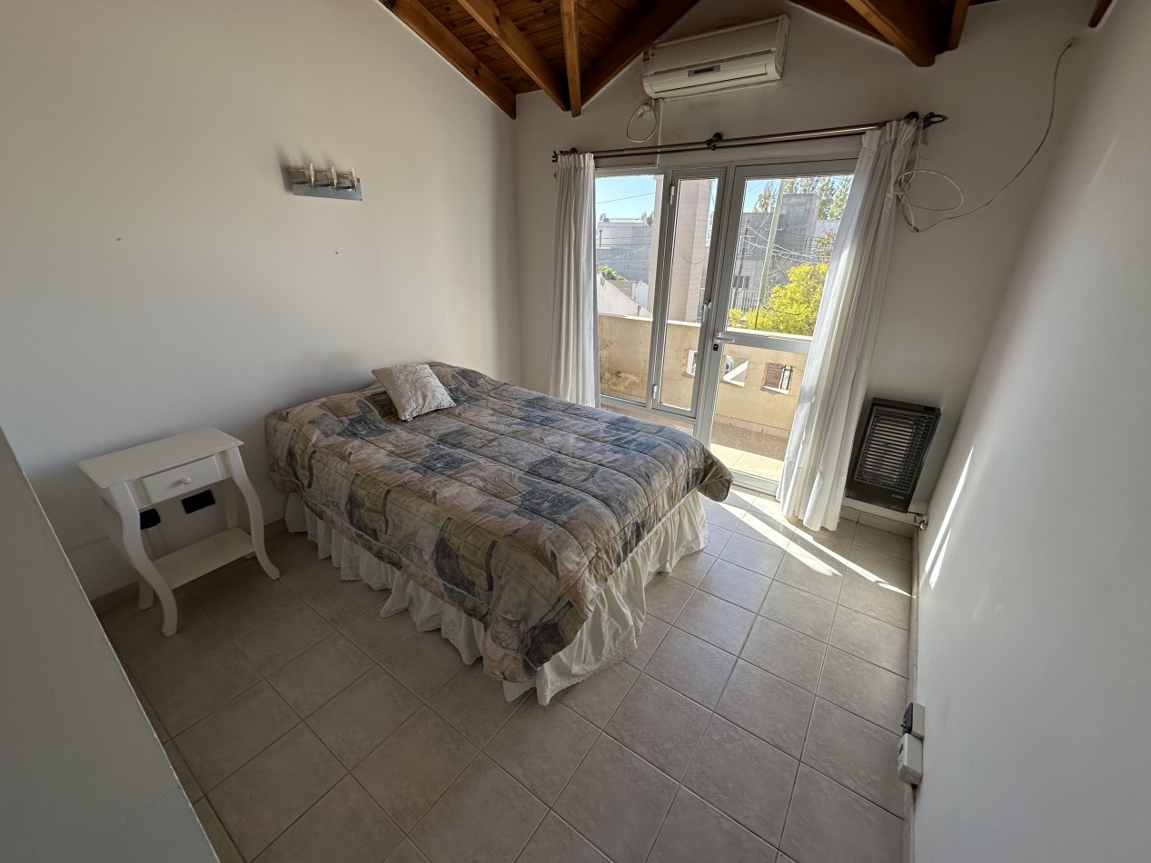 DUPLEX 2 DORMITORIOS CON PATIO Y ENTRADA VEHICULAR EN ZONA SUR 