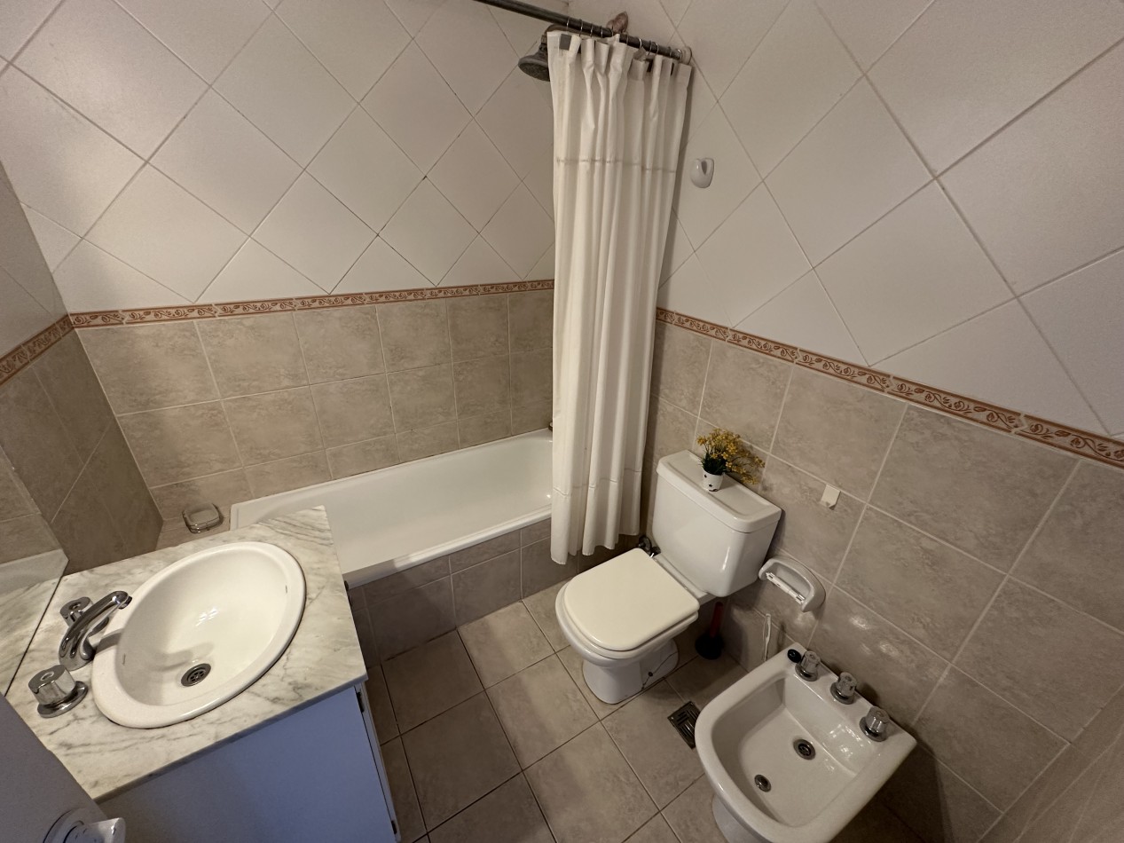 DUPLEX 2 DORMITORIOS CON PATIO Y ENTRADA VEHICULAR EN ZONA SUR 