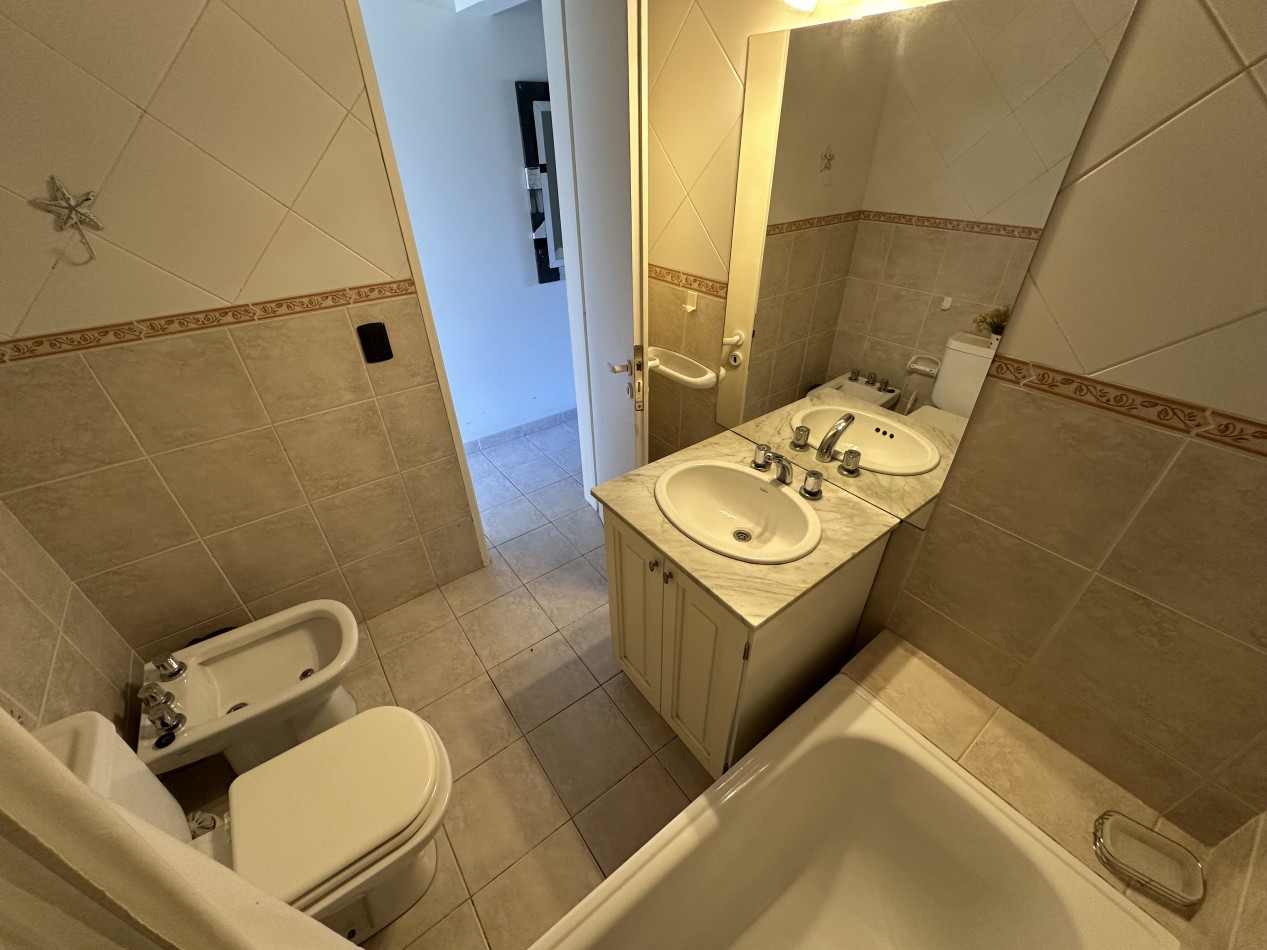 DUPLEX 2 DORMITORIOS CON PATIO Y ENTRADA VEHICULAR EN ZONA SUR 