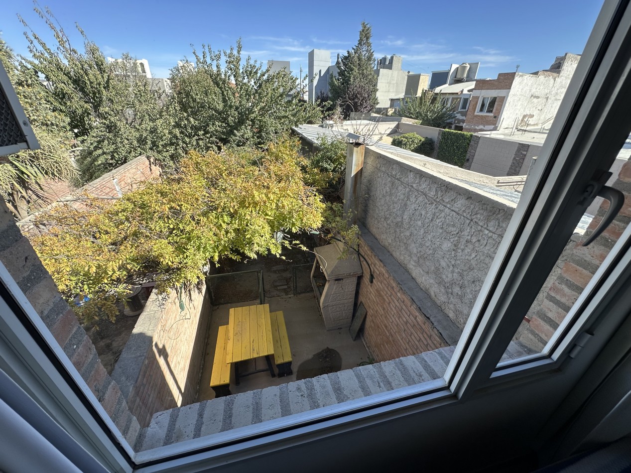 DUPLEX 2 DORMITORIOS CON PATIO Y ENTRADA VEHICULAR EN ZONA SUR 