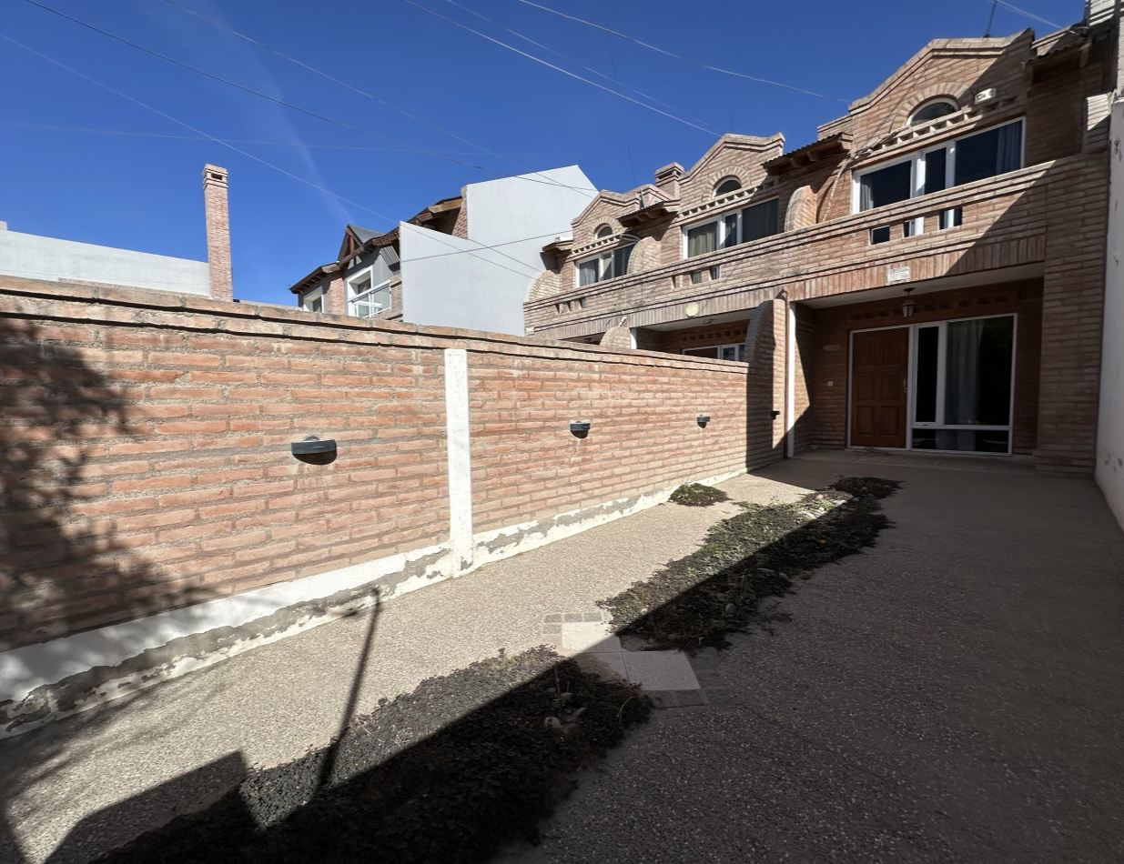 DUPLEX 2 DORMITORIOS CON PATIO Y ENTRADA VEHICULAR EN ZONA SUR 