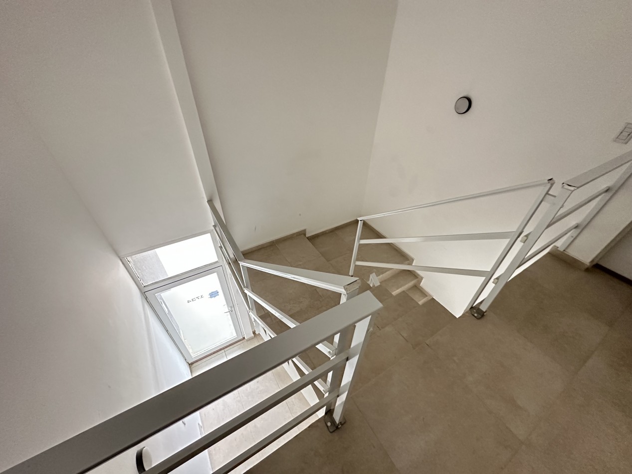 AMPLIO DEPTO DE 1 DORMITORIO CON COCHERA EN ZONA SUR 