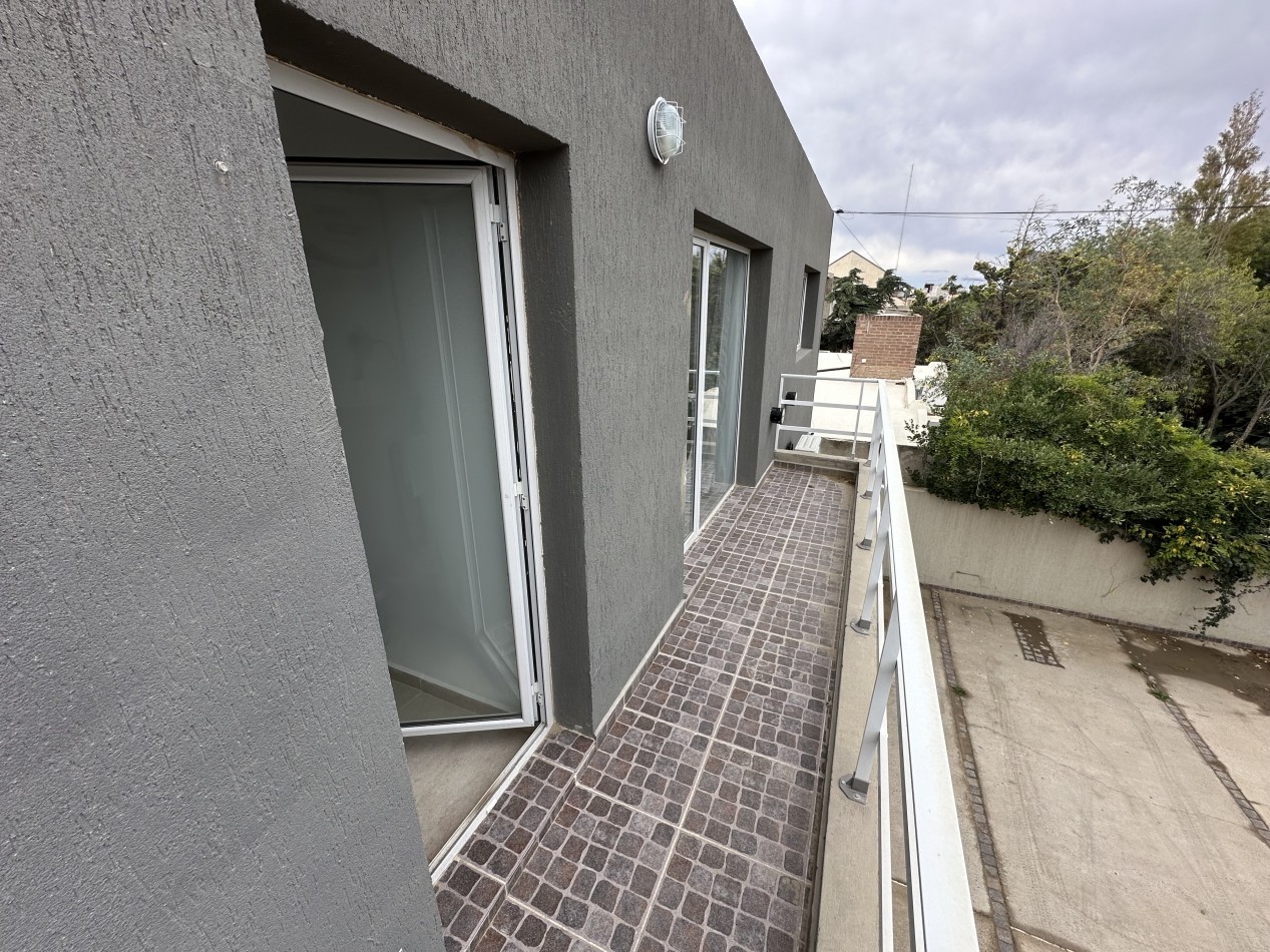 AMPLIO DEPTO DE 1 DORMITORIO CON COCHERA EN ZONA SUR 