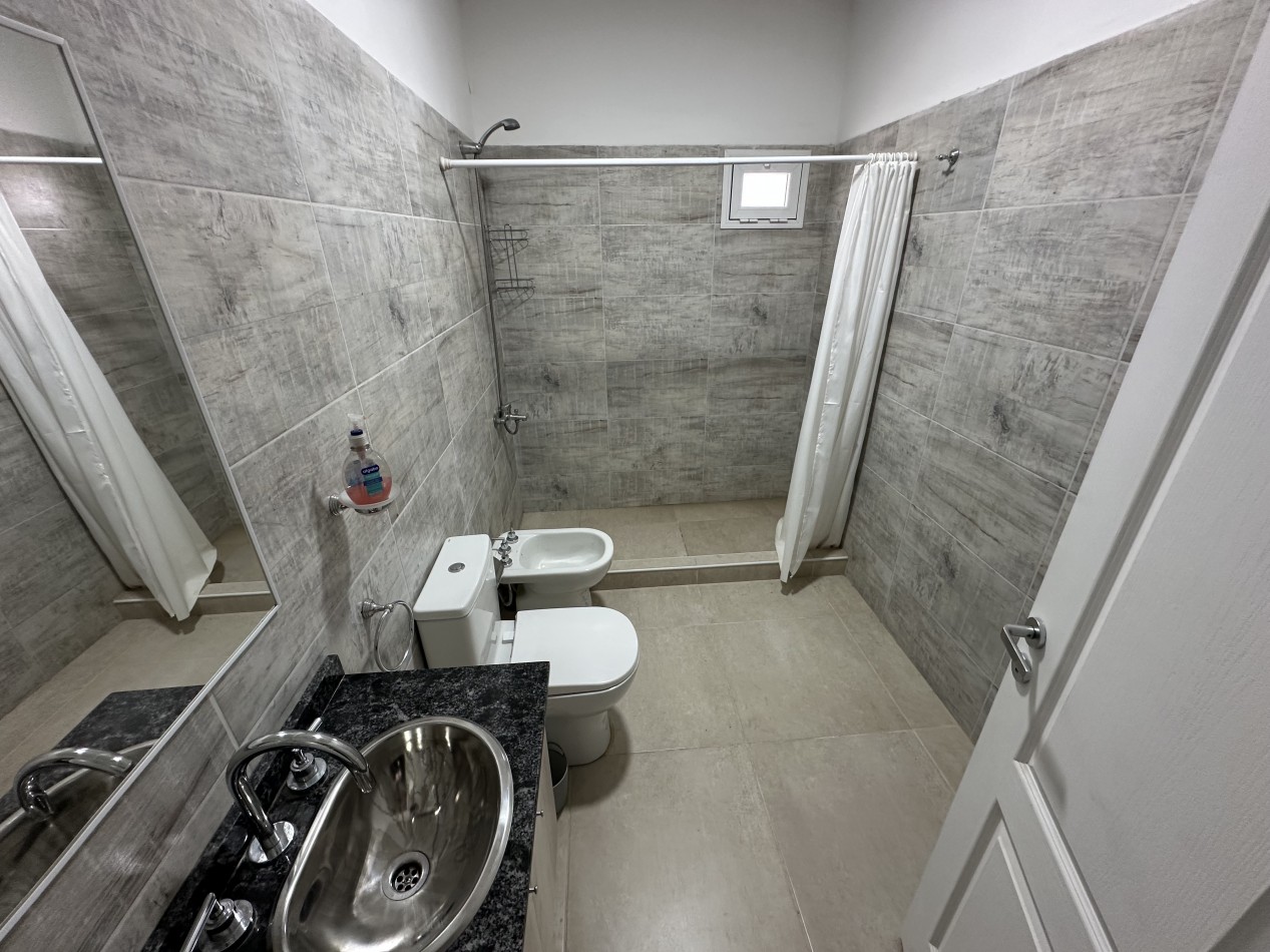 AMPLIO DEPTO DE 1 DORMITORIO CON COCHERA EN ZONA SUR 