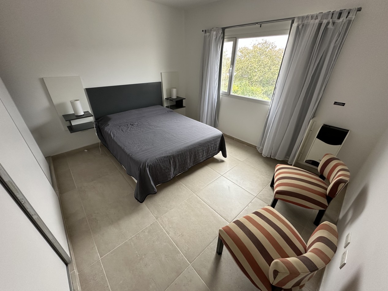 AMPLIO DEPTO DE 1 DORMITORIO CON COCHERA EN ZONA SUR 