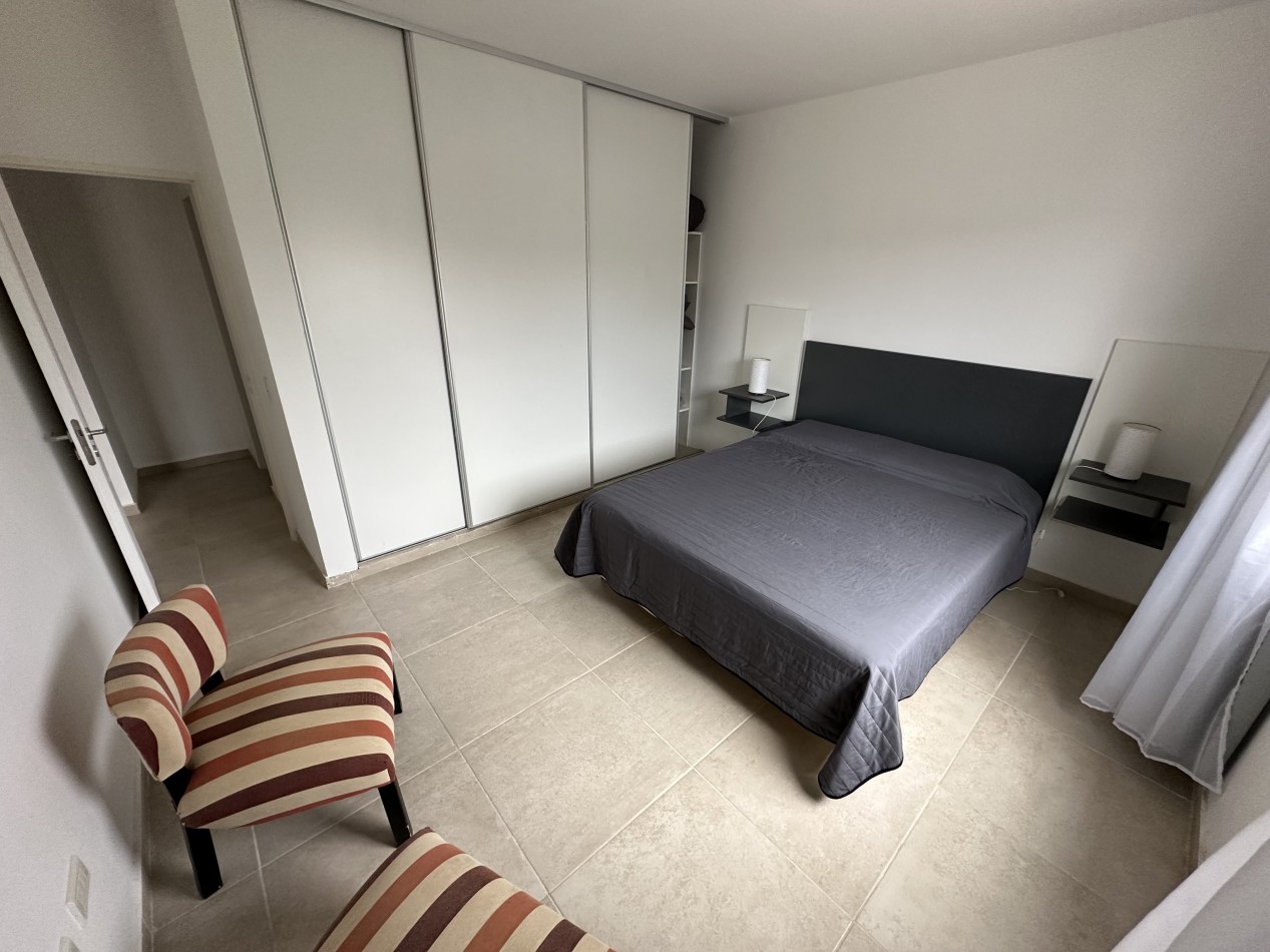 AMPLIO DEPTO DE 1 DORMITORIO CON COCHERA EN ZONA SUR 