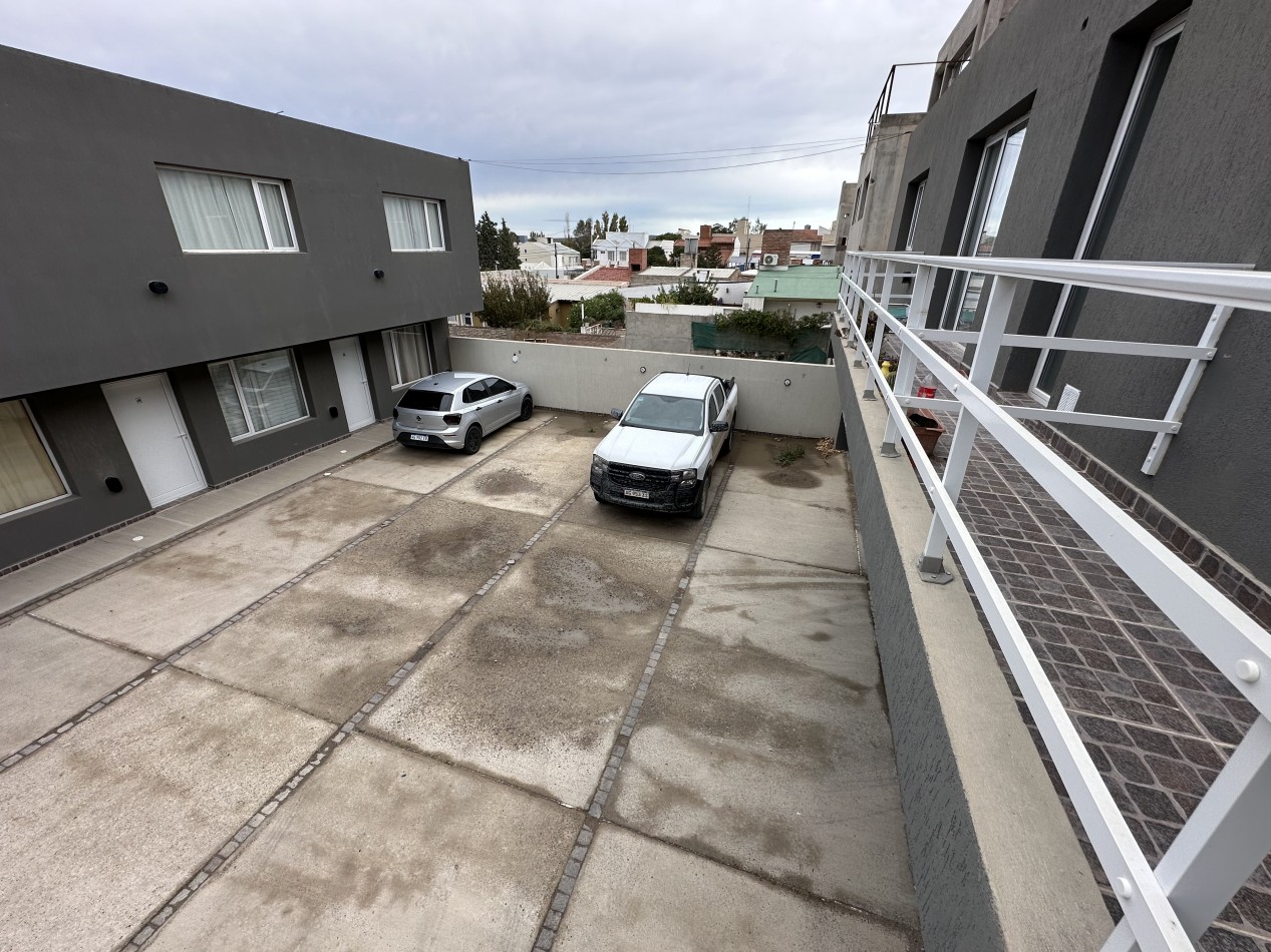 AMPLIO DEPTO DE 1 DORMITORIO CON COCHERA EN ZONA SUR 