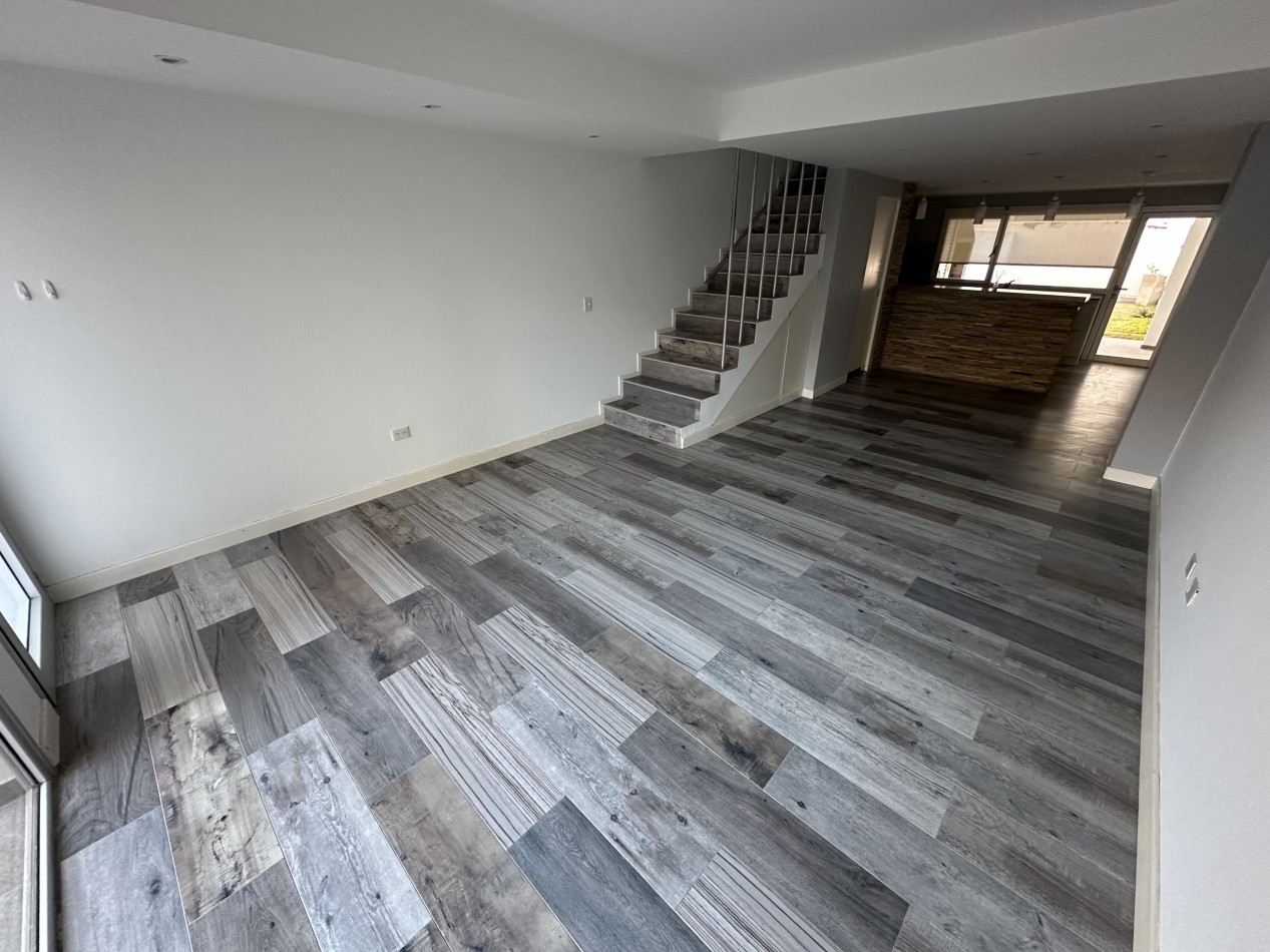 DUPLEX 2 DORMITORIOS CON PATIO Y ENTRADA VEHICULR EN ZONA SUR 