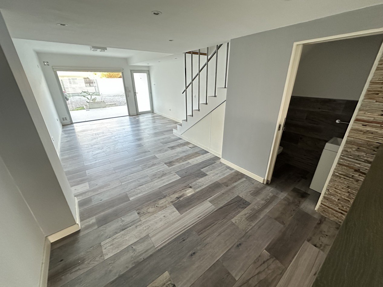 DUPLEX 2 DORMITORIOS CON PATIO Y ENTRADA VEHICULR EN ZONA SUR 