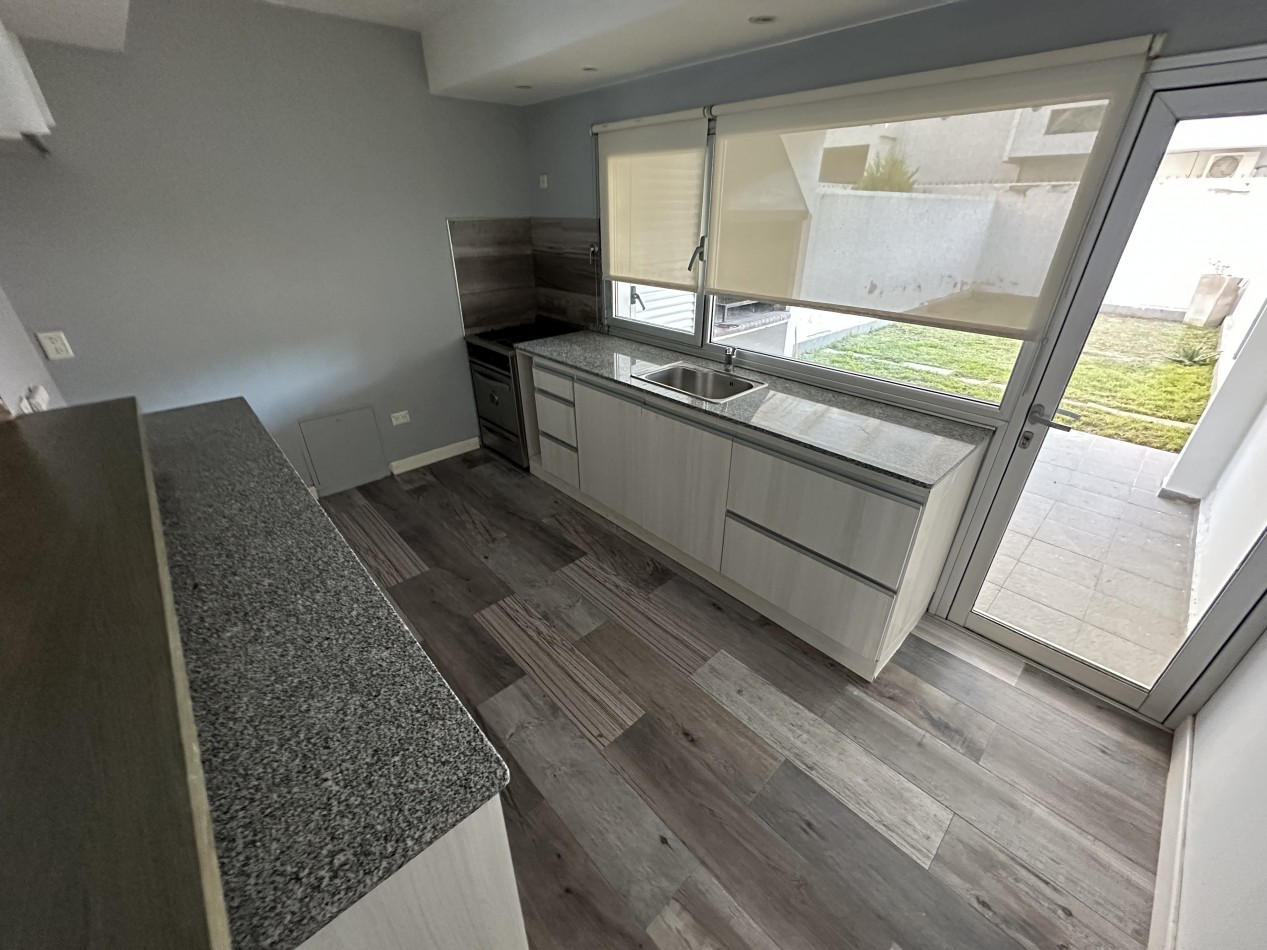 DUPLEX 2 DORMITORIOS CON PATIO Y ENTRADA VEHICULR EN ZONA SUR 