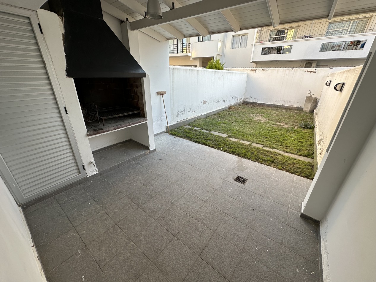 DUPLEX 2 DORMITORIOS CON PATIO Y ENTRADA VEHICULR EN ZONA SUR 