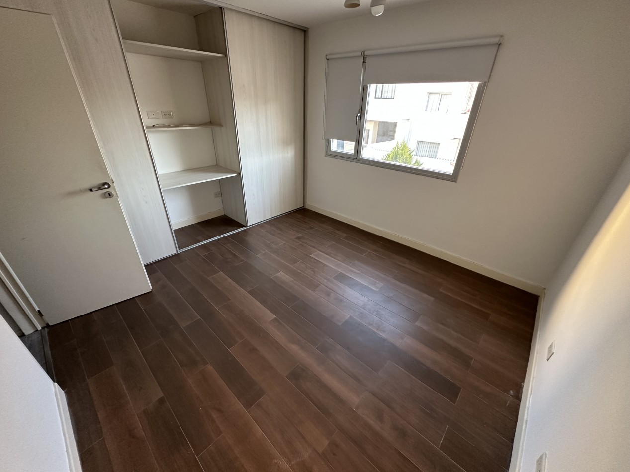 DUPLEX 2 DORMITORIOS CON PATIO Y ENTRADA VEHICULR EN ZONA SUR 
