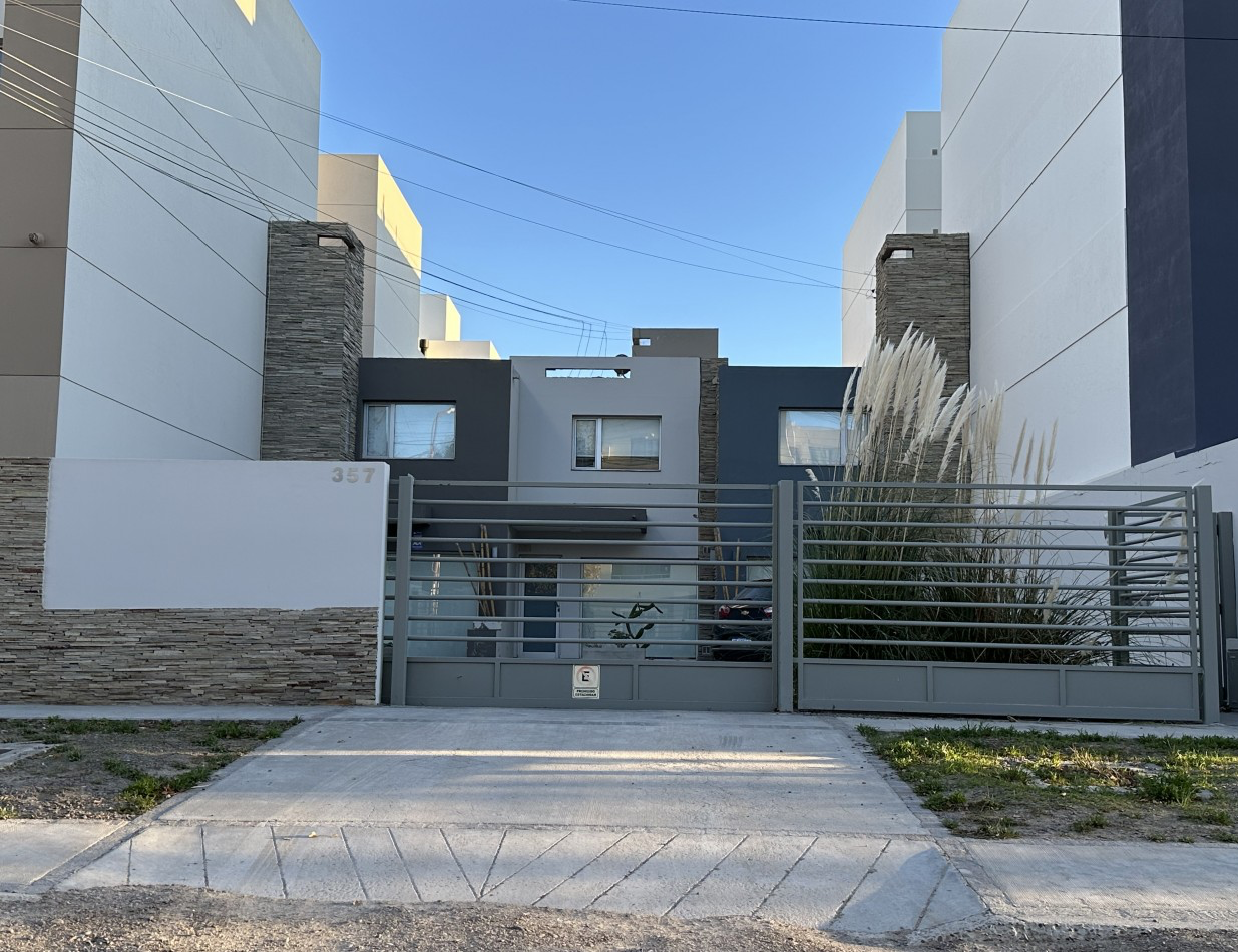 DUPLEX 2 DORMITORIOS CON PATIO Y ENTRADA VEHICULR EN ZONA SUR 