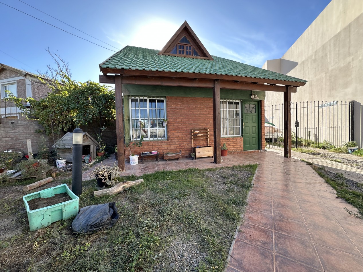 CASA 2 DORMITORIOS CON PATIO Y QUINCHO EN ZONA SUR