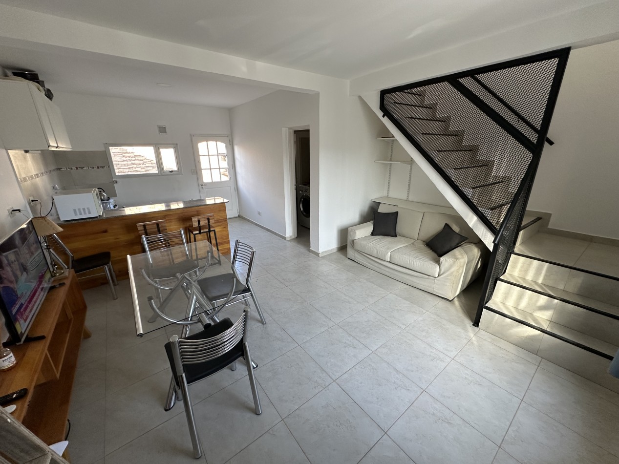 DUPLEX 2 DORMITORIOS CON COCHERA Y PATIO CON PARRILLA