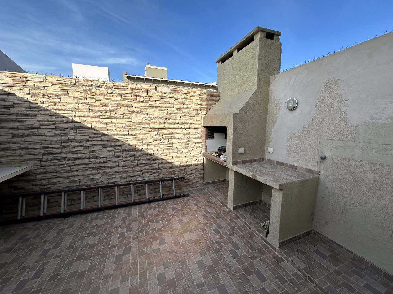 DUPLEX 2 DORMITORIOS CON COCHERA Y PATIO CON PARRILLA