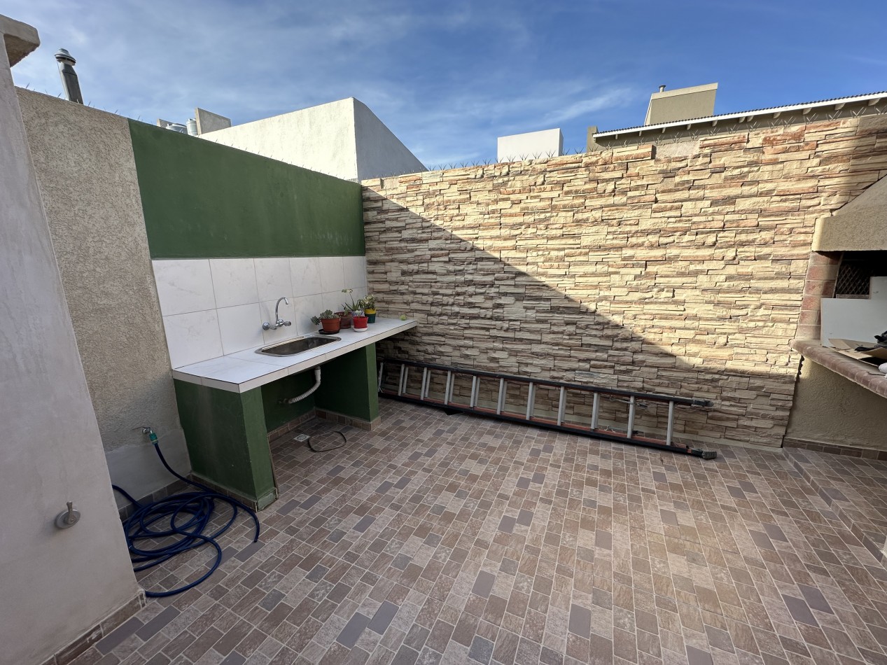 DUPLEX 2 DORMITORIOS CON COCHERA Y PATIO CON PARRILLA