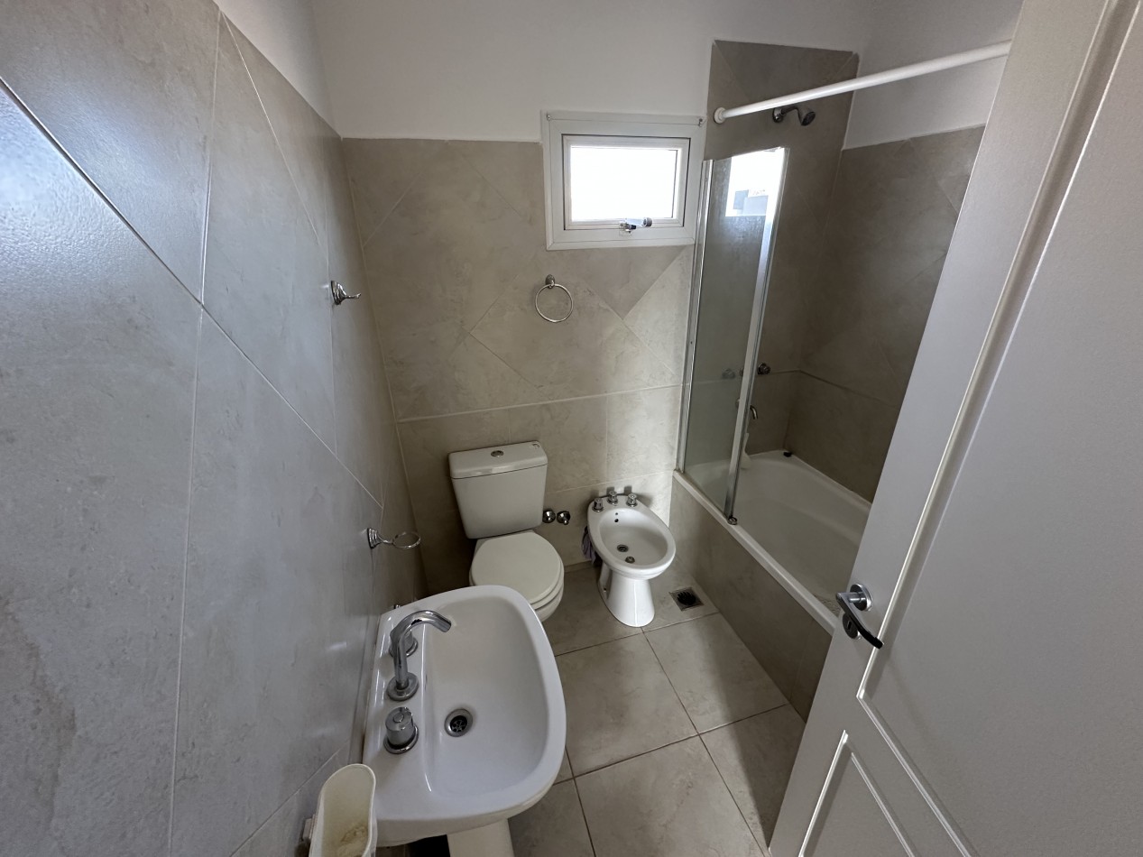 DUPLEX 2 DORMITORIOS CON COCHERA Y PATIO CON PARRILLA