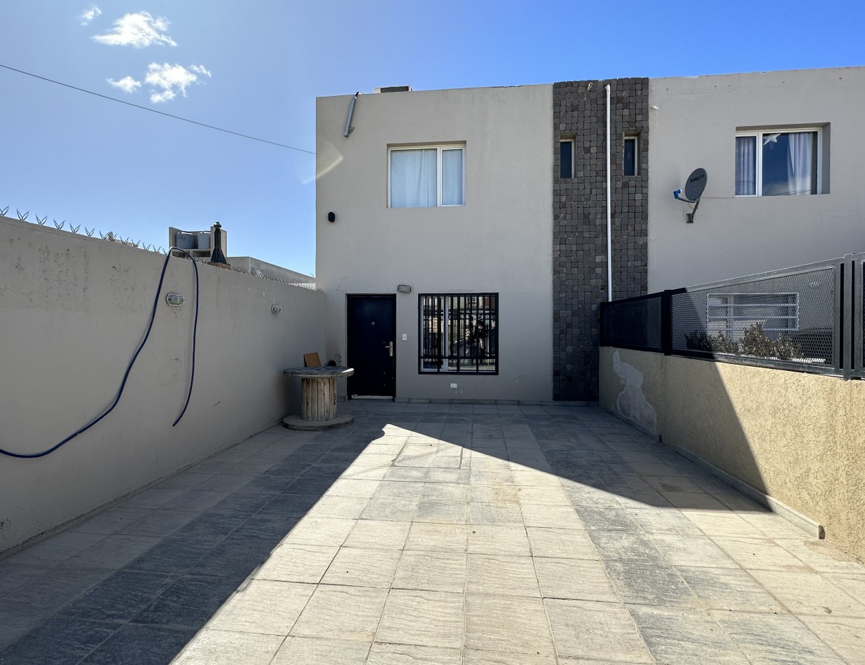 DUPLEX 2 DORMITORIOS CON COCHERA Y PATIO CON PARRILLA