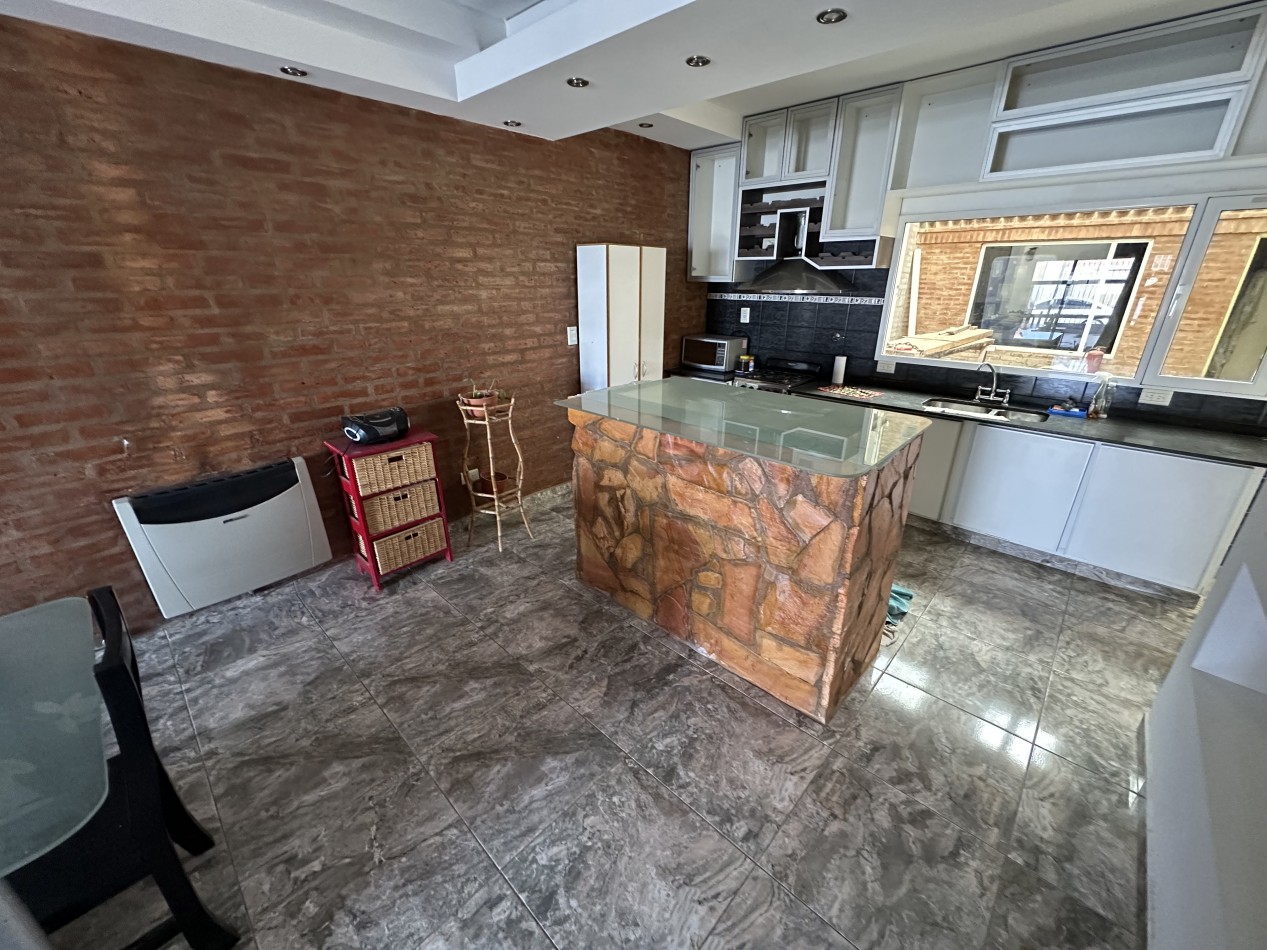 DUPLEX 3 DORMITORIOS CON COCHERA, PATIO Y QUINCHO