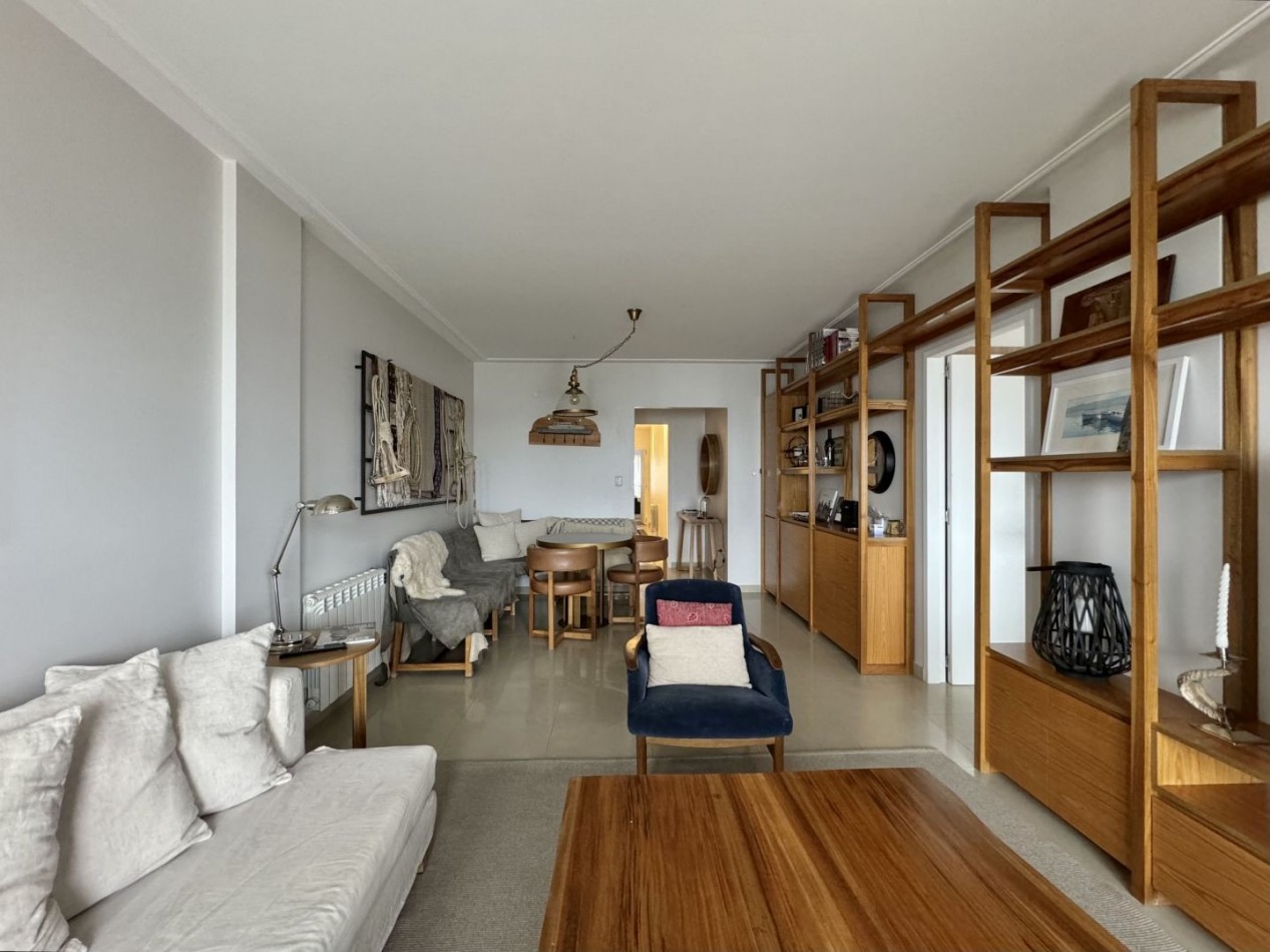 DEPTO DE CATEGORIA FRENTE AL MAR DE 2 DORMITORIOS CON COCHERA 