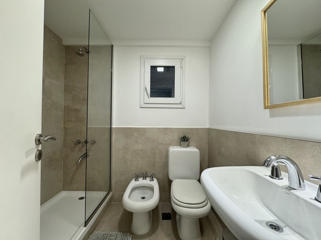 DEPTO DE CATEGORIA FRENTE AL MAR DE 2 DORMITORIOS CON COCHERA 