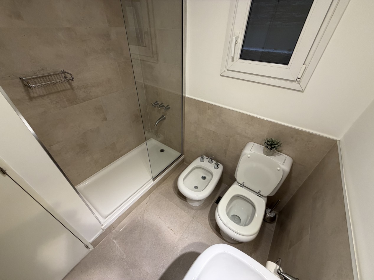 DEPTO DE CATEGORIA FRENTE AL MAR DE 2 DORMITORIOS CON COCHERA 