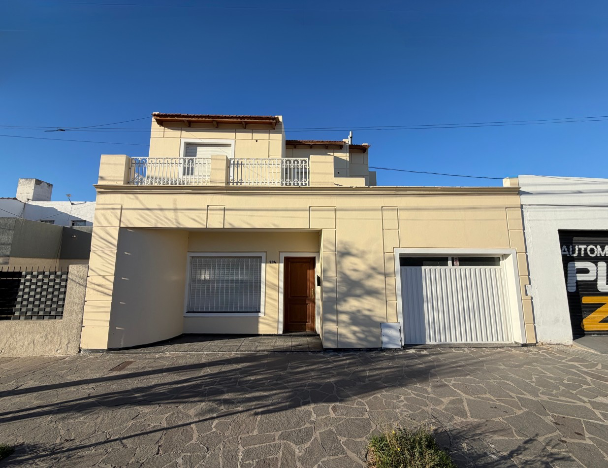 CASA 3 DORMITORIOS CON PATIO Y GARAJE 