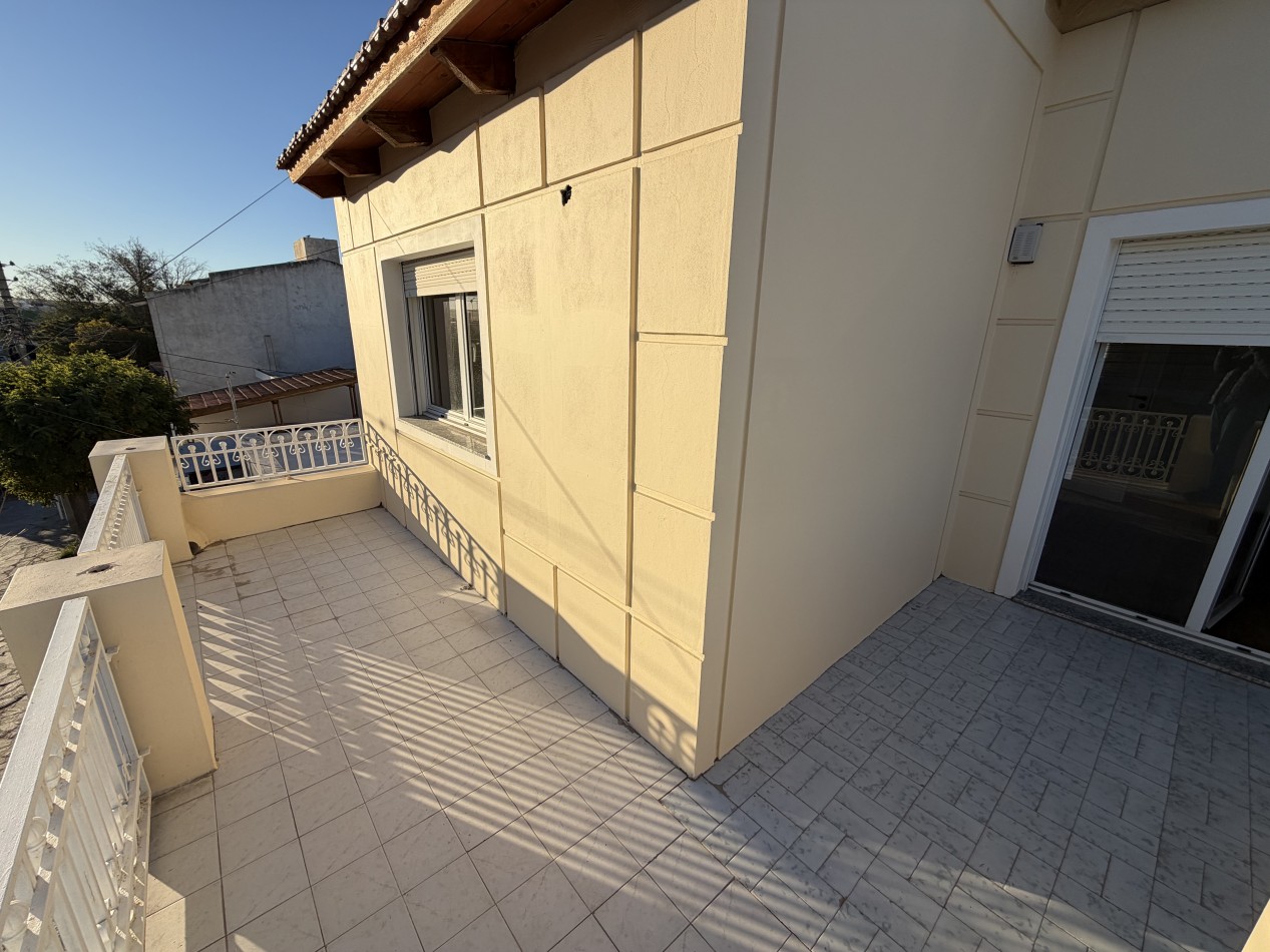 CASA 3 DORMITORIOS CON PATIO Y GARAJE 