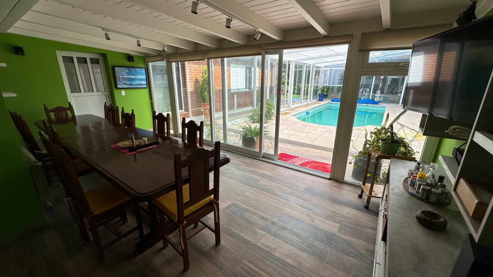 CASA 4 DORMITORIOS CON PISCINA CUBIERTA Y COCHERA 