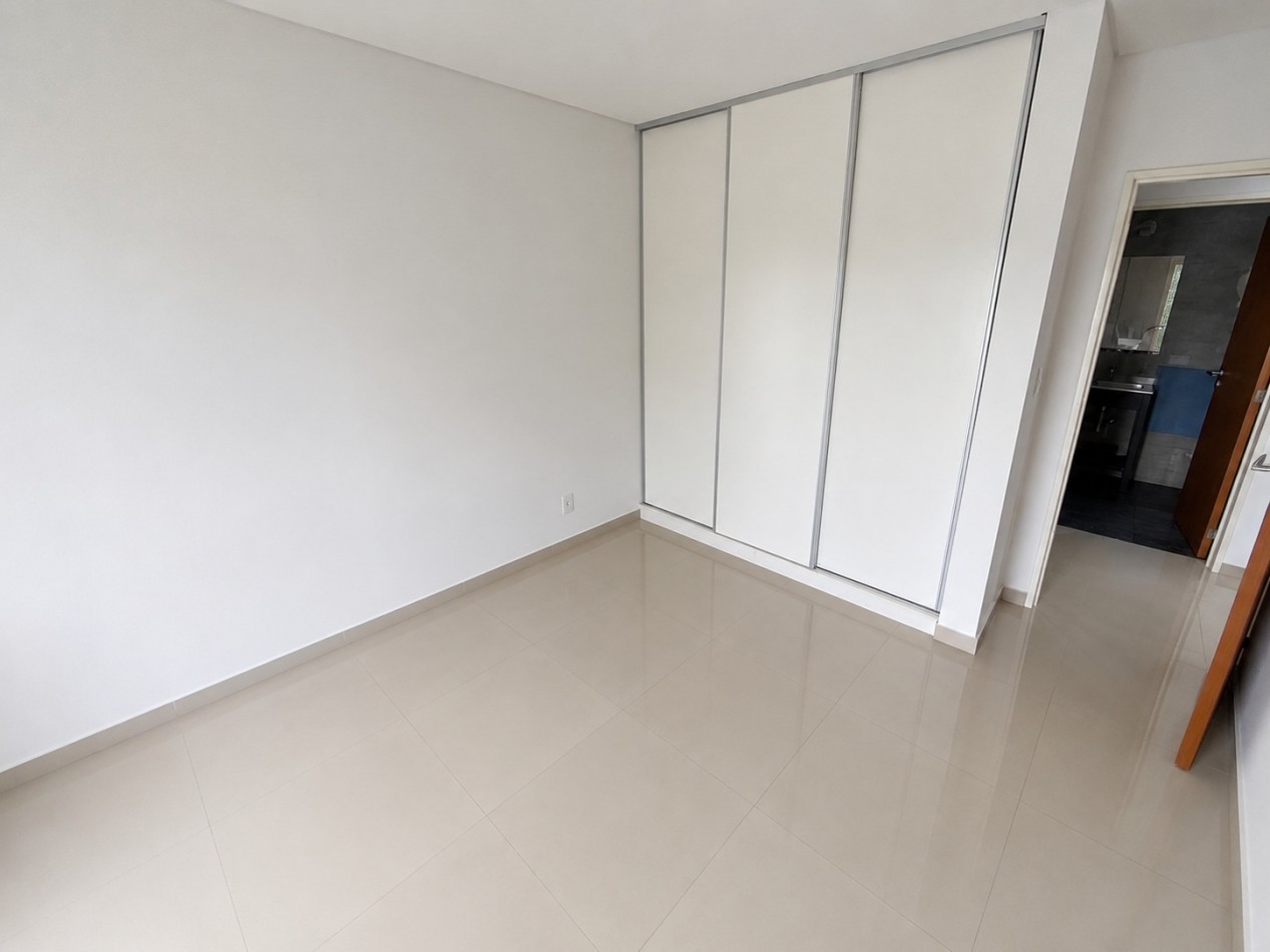 DEPARTAMENTO DE 2 DORMITORIOS CON COCHERA A METROS DEL MAR
