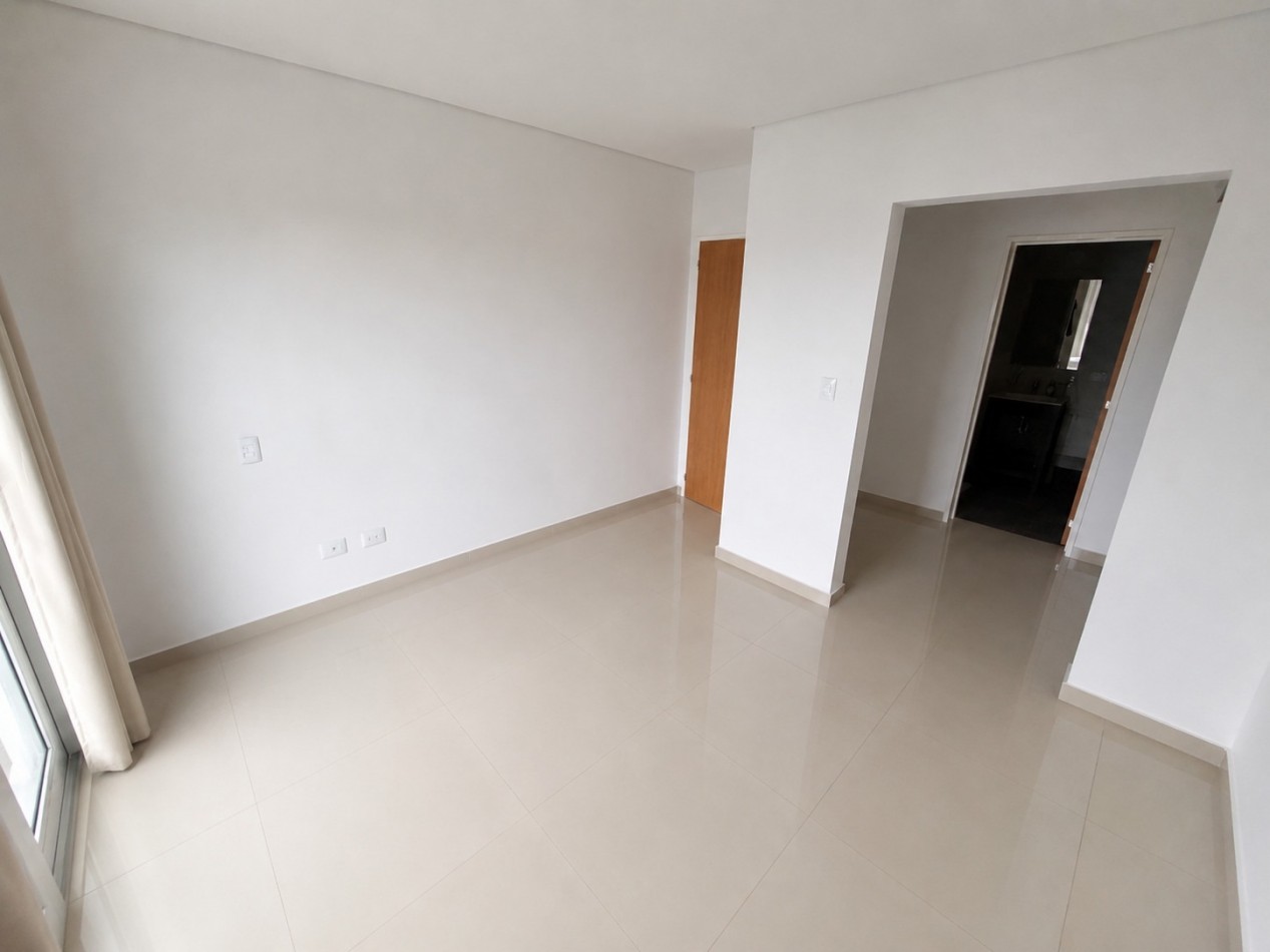 DEPARTAMENTO DE 2 DORMITORIOS CON COCHERA A METROS DEL MAR