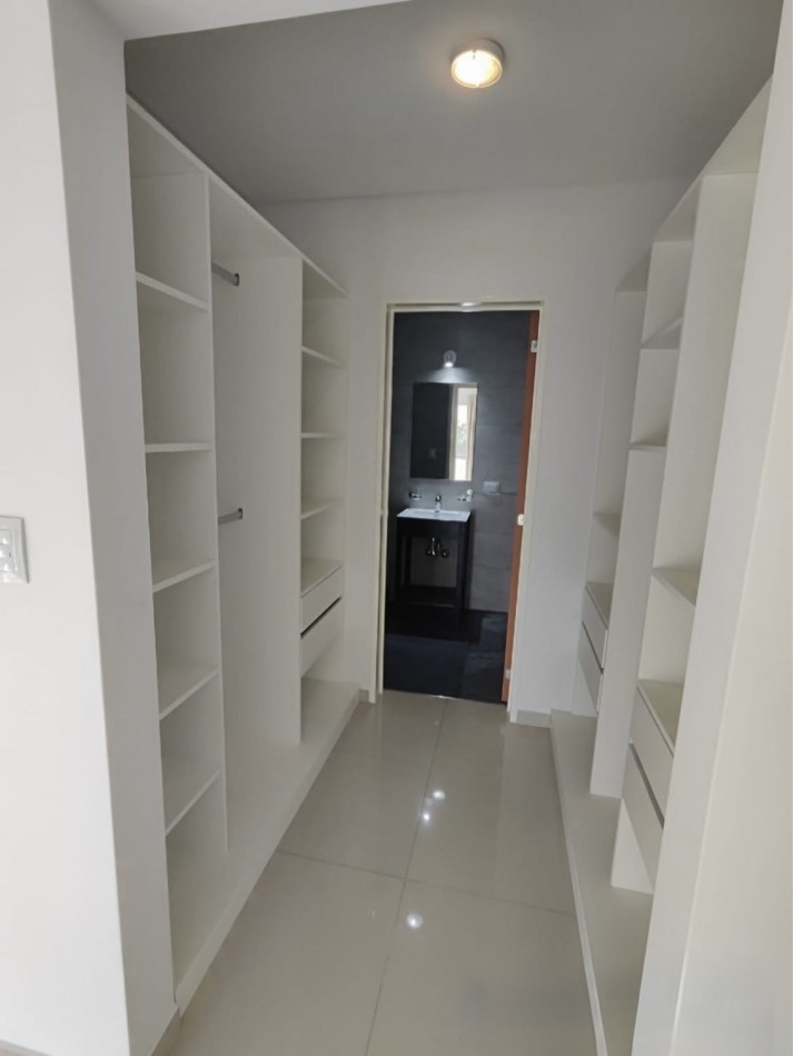 DEPARTAMENTO DE 2 DORMITORIOS CON COCHERA A METROS DEL MAR