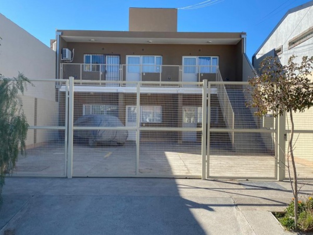 Complejo con 6 departamentos de 1 Dorm con cochera - Calle Neuquen 