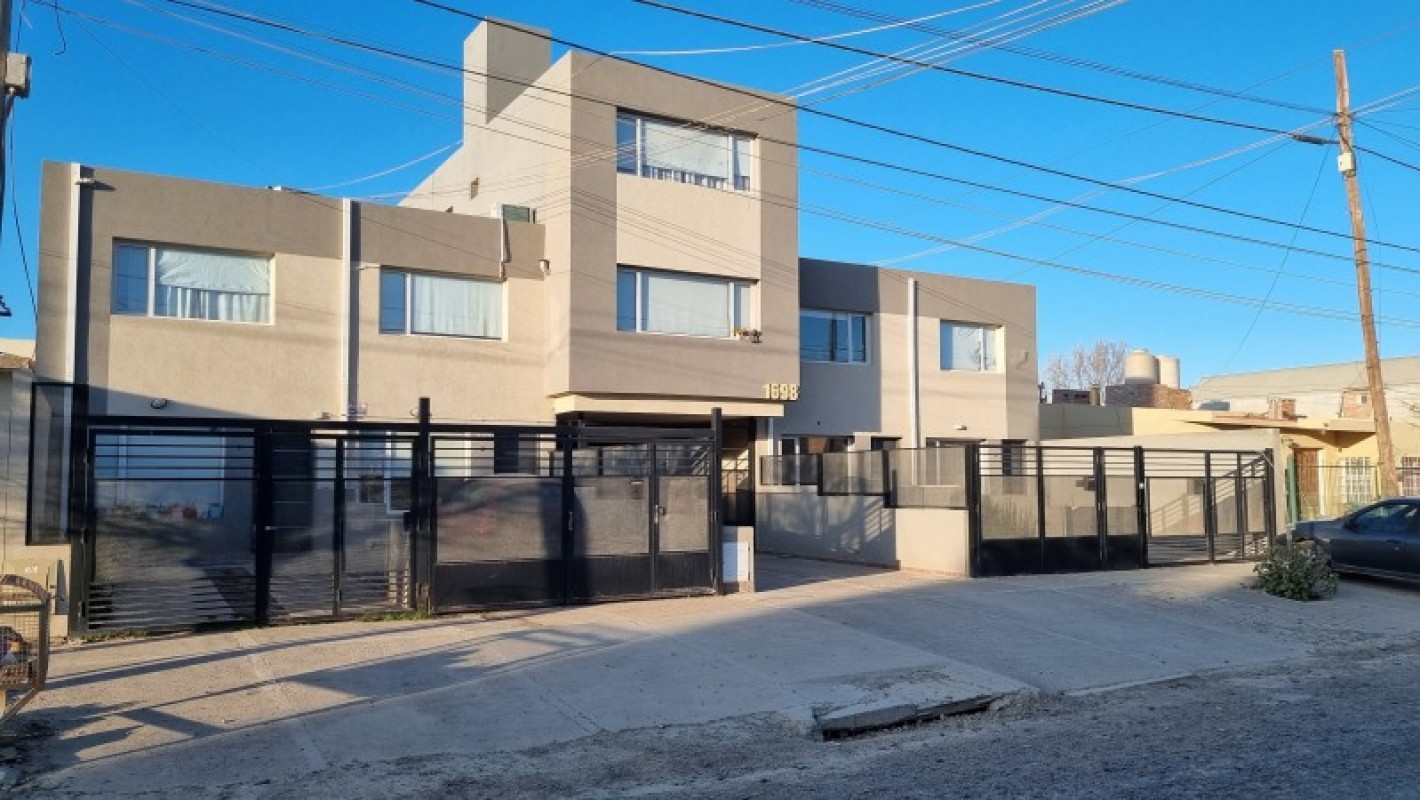 AMPLIO DUPLEX CON COCHERA Y PATIO EN BARRIO SUR