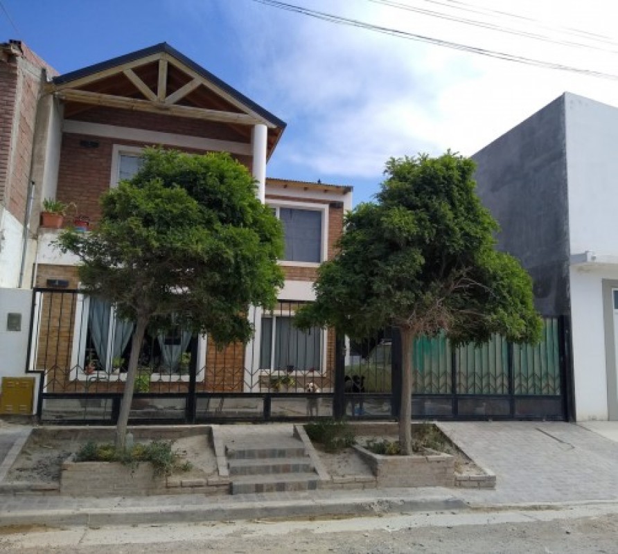 CASA 4 DORMITORIOS
