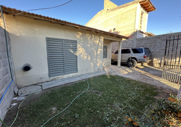 CASA 2 DORMITORIOS CON PATIO Y ENTRADA VEHICULAR BARRIO LA COLINA