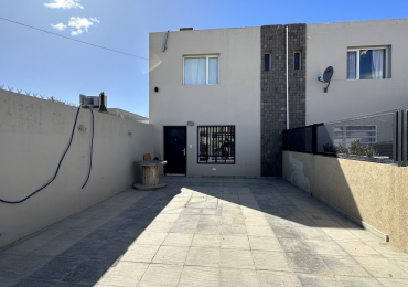 DUPLEX 2 DORMITORIOS CON COCHERA Y PATIO CON PARRILLA