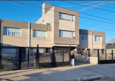 AMPLIO DUPLEX CON COCHERA Y PATIO EN BARRIO SUR